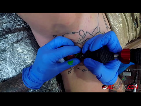 ❤️ Fìor tattooed hottie Sully Savage fhuair tattoo air a clitoris ️❌ Pornagraf càileachd leinn gd.myinvest.top ️❤